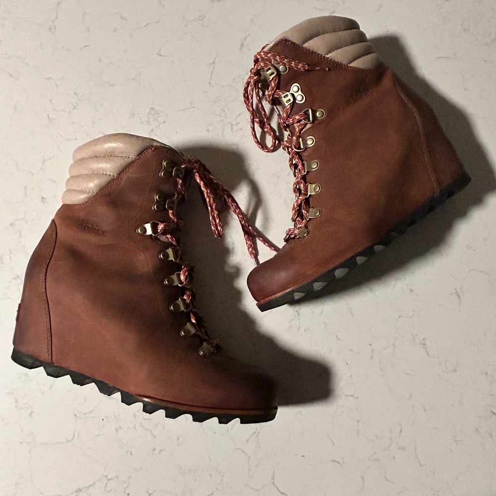 Sorel Conquest Women's Brown Wedge Heeled Boots - Picture 1 of 12